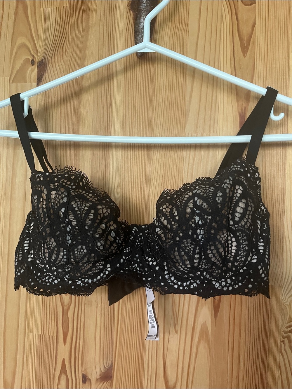 Victoria’s Secret lace bra (size 32DD)